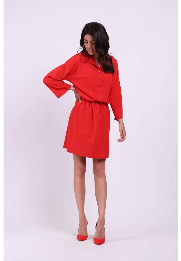 Nommo - Czerwona Krótka Rozkloszowana Koszulowa Sukienka w Print. Kolor: czerwony. Materiał: poliester, wiskoza. Wzór: nadruk. Typ sukienki: koszulowe. Długość: mini