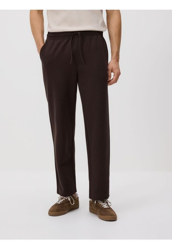 Reserved - Spodnie z wiązaniem - brązowy. Kolor: brązowy. Materiał: dzianina, bawełna
