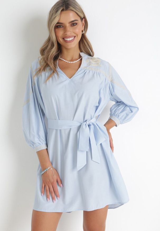 Born2be - Niebieska Pudełkowa Sukienka z Haftem i Wiązanym Paskiem Corothee. Kolor: niebieski. Materiał: materiał. Wzór: haft