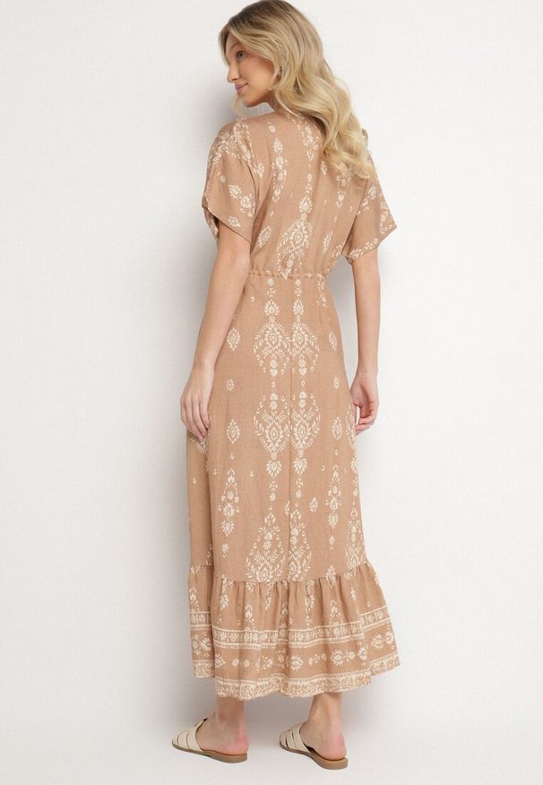 Born2be - Ciemnobeżowa Sukienka Rozkloszowana z Wiskozą w Boho Wzór z Falbaną Turaline. Typ kołnierza: kołnierz z falbankami. Kolor: beżowy. Materiał: wiskoza. Sezon: lato. Typ sukienki: rozkloszowane. Styl: boho