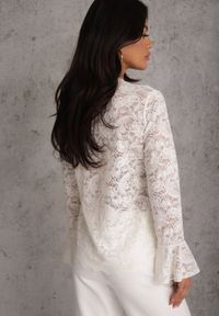 Renee - Beżowy Bluzka z Koronki Ozdobiona Rozkloszowanymi Rękawami i Falbanką na Dole Sanovia. Okazja: na co dzień. Kolor: beżowy. Materiał: koronka. Wzór: aplikacja, koronka. Styl: elegancki, casual #6