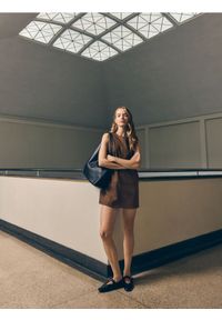 Reserved - Sukienka mini z imitacji zamszu - brązowy. Kolor: brązowy. Materiał: zamsz. Długość: mini