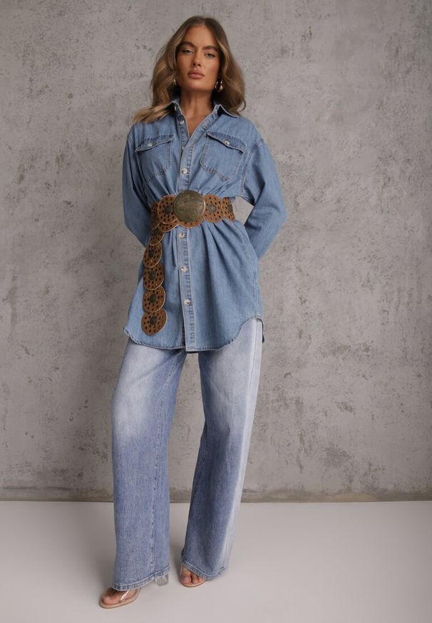 Renee - Niebieska Jeansowa Bawełniana Sukienka Koszulowa z Wiązaniem i Marszczeniem Enatta. Okazja: na co dzień. Kolor: niebieski. Materiał: bawełna, jeans. Wzór: aplikacja. Sezon: lato. Typ sukienki: koszulowe. Styl: casual