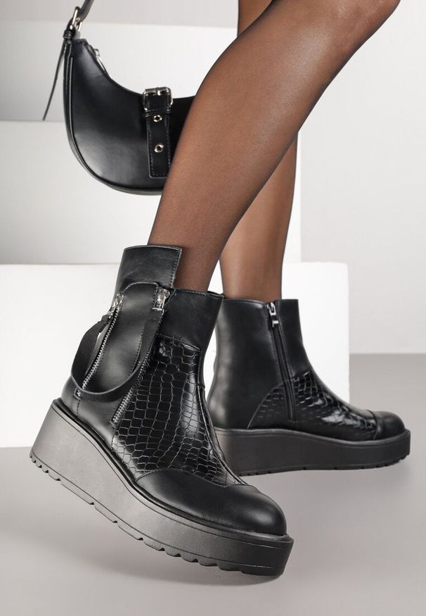 Renee - Czarne Botki Vices na Koturnie i Platformie Ozdobione Suwakiem Gattie. Okazja: na co dzień. Kolor: czarny. Materiał: jeans, lakier. Wzór: aplikacja. Obcas: na koturnie. Styl: casual, elegancki