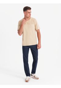 Ombre Clothing - T-shirt męski LOOSE FIT z kieszonką – beżowy V1. Okazja: na co dzień. Kolor: beżowy. Materiał: prążkowany, bawełna. Wzór: aplikacja. Styl: klasyczny, casual #6