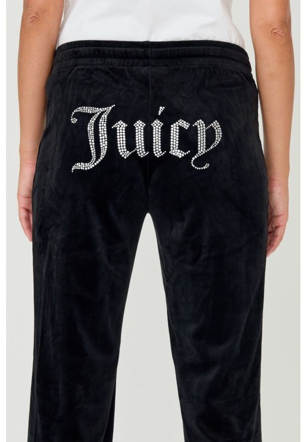 Juicy Couture - JUICY COUTURE Czarne spodnie Tina. Kolor: czarny. Materiał: poliester. Wzór: aplikacja