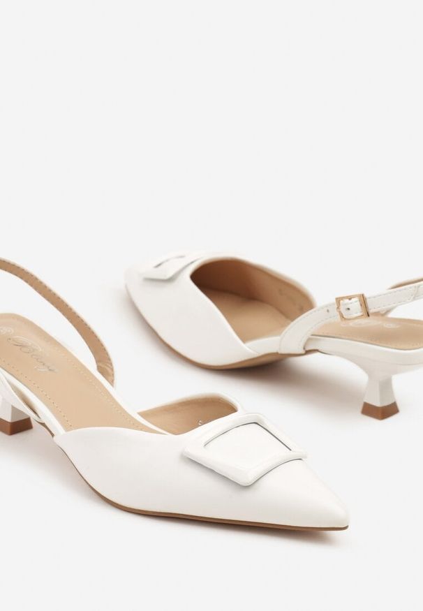 Born2be - Białe Sandały na Obcasie Typu Kaczuszka Zdobione Elegancką Aplikacją Arloti. Okazja: na co dzień, na spotkanie biznesowe. Nosek buta: szpiczasty. Kolor: biały. Materiał: jeans. Wzór: aplikacja. Obcas: na obcasie. Styl: elegancki. Wysokość obcasa: średni