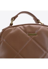 Wittchen - Damski plecak z geometrycznie pikowanym przodem brązowy. Kolor: brązowy. Materiał: skóra ekologiczna. Wzór: geometria #4