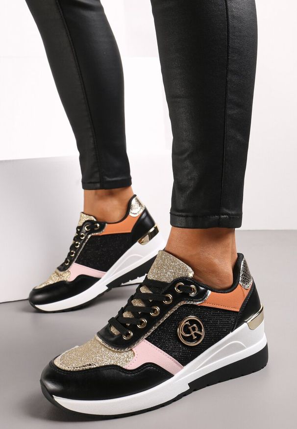 Renee - Czarne Sneakersy Ozdobione Brokatem i Metalicznymi Wstawkami Preslana. Okazja: na co dzień. Nosek buta: okrągły. Zapięcie: sznurówki. Kolor: czarny. Materiał: jeans, materiał. Wzór: aplikacja. Obcas: na koturnie. Wysokość obcasa: średni