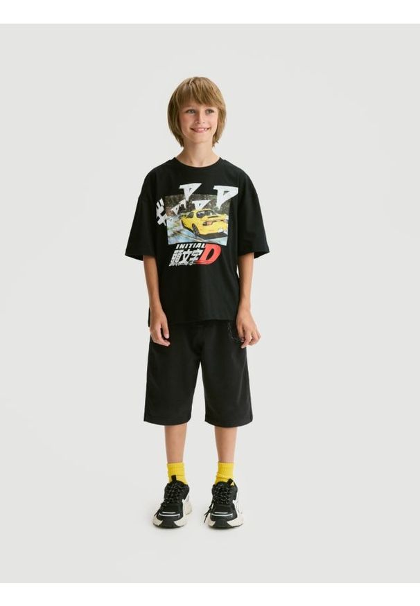 Reserved - T-shirt Initial D - czarny. Kolor: czarny. Materiał: dzianina, bawełna