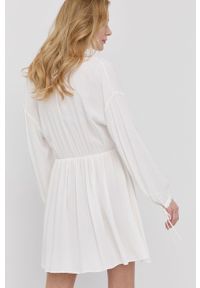 Patrizia Pepe sukienka kolor biały mini rozkloszowana. Kolor: biały. Materiał: tkanina. Długość rękawa: długi rękaw. Typ sukienki: rozkloszowane. Długość: mini #2