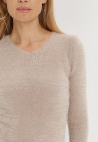 Born2be - Jasnobeżowy Sweter Wełniany Panaris. Typ kołnierza: dekolt w serek. Kolekcja: plus size. Kolor: beżowy. Materiał: wełna. Styl: klasyczny #5