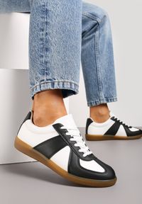 Renee - Czarno-Białe Sneakersy Tenisówki z Ozdobnymi Przeszyciami Sumina. Nosek buta: okrągły. Zapięcie: sznurówki. Kolor: czarny. Materiał: materiał. Obcas: na obcasie. Wysokość obcasa: niski #1