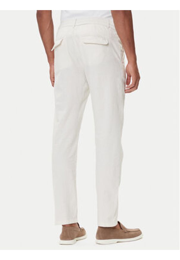Lindbergh Spodnie materiałowe 30-008003 Biały Tapered Fit. Kolor: biały. Materiał: len