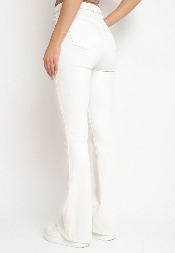 Born2be - Białe Jeansy z Bawełny o Kroju Dzwonów Tiloreia. Kolor: biały. Styl: elegancki