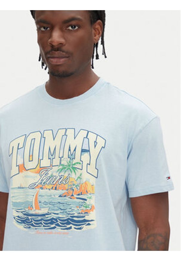 Tommy Jeans T-Shirt Arch Sailing DM0DM21867 Błękitny Relaxed Fit. Kolor: niebieski. Materiał: bawełna
