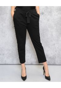 EMMA & GAIA - Spodnie z lampasem z cekinów. Okazja: na co dzień. Kolor: czarny. Styl: klasyczny, casual, elegancki #1