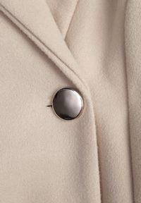 Born2be - Beżowy Płaszcz Dwurzędowy z Paskiem Caeyle. Kolor: beżowy. Materiał: tkanina. Długość rękawa: długi rękaw. Długość: długie. Sezon: zima, jesień. Styl: klasyczny #4