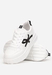 Renee - Biało-Czarne Sneakersy na Platformie Pheladia. Nosek buta: okrągły. Kolor: biały. Materiał: materiał. Szerokość cholewki: normalna. Wzór: aplikacja, geometria. Obcas: na platformie #4