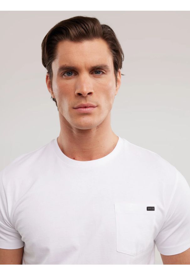 Big-Star - Koszulka męska z kieszonką biała Carbon 101. Okazja: na co dzień. Kolor: biały. Materiał: denim, bawełna, jeans. Długość rękawa: krótki rękaw. Długość: krótkie. Wzór: aplikacja. Styl: casual