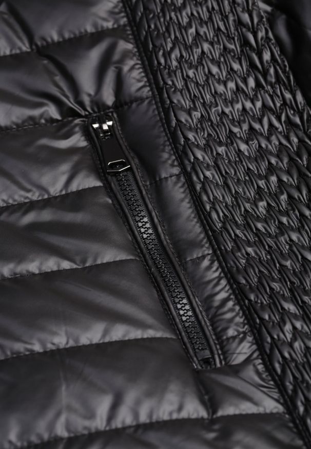 Born2be - Czarna Pikowana Kurtka z Opinanym Kapturem i Wstawkami z Gumek Terilinde. Okazja: na spacer. Kolekcja: plus size. Kolor: czarny. Materiał: jeans