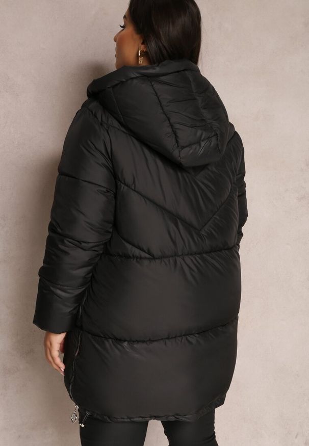Renee - Czarna Kurtka Pikowana Sabrino. Kolekcja: plus size. Kolor: czarny. Materiał: materiał. Długość rękawa: długi rękaw. Długość: długie