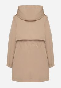 Born2be - Ciemnobeżowa Kurtka w Stylu Parki z Odpinanym Kapturem i Ozdobną Podszewką Ismerife. Okazja: na co dzień, na spacer. Kolor: beżowy. Styl: casual #4