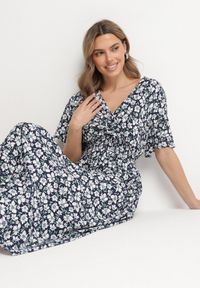 Born2be - Granatowa Kopertowa Sukienka w Kwiatowy Wzór o Rozkloszowanym Kroju Valriz. Okazja: na co dzień, na randkę, na spotkanie biznesowe. Typ kołnierza: dekolt w serek. Kolor: niebieski. Długość rękawa: krótki rękaw. Wzór: kwiaty. Typ sukienki: kopertowe. Styl: biznesowy, klasyczny, casual, elegancki #3