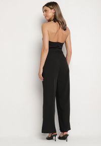 Born2be - Czarny Taliowany Kombinezon z Paskiem Wiązaniem i Odkrytymi Plecami Malurea. Okazja: na co dzień, na imprezę. Kolor: czarny. Materiał: jeans. Sezon: lato. Styl: casual #3