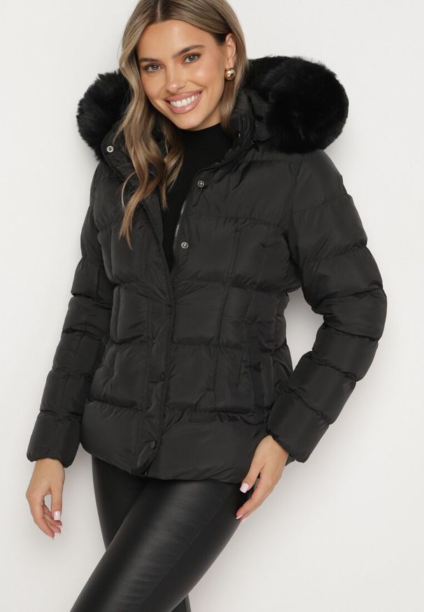 Born2be - Czarna Kurtka z Futrem Pikowana z Odpinanym Kapturem Raiona. Okazja: na co dzień, na spacer. Kolekcja: plus size. Kolor: czarny. Materiał: futro. Styl: casual, elegancki