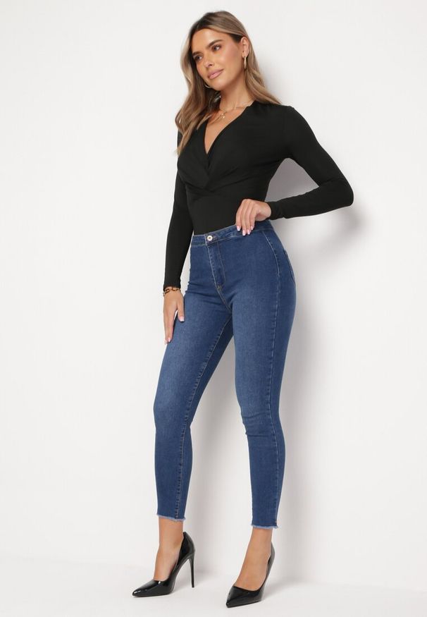 Born2be - Granatowe Jeansy Skinny z Wystrzępionymi Nogawkami Velesta. Stan: podwyższony. Kolor: niebieski. Styl: elegancki