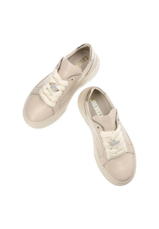 CheBello - Beżowe Sneakersy Chebello Modne Buty Damskie. Okazja: na co dzień. Kolor: beżowy. Materiał: jeans, skóra. Szerokość cholewki: normalna. Wzór: gładki, kwiaty, aplikacja. Obcas: na platformie