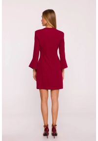 MOE - Elegancka sukienka trapezowa mini bordowa. Okazja: na co dzień, do pracy, na spotkanie biznesowe. Typ kołnierza: dekolt w kształcie V. Kolor: czerwony, brązowy. Materiał: tkanina. Wzór: gładki. Typ sukienki: trapezowe, dopasowane, proste. Styl: elegancki. Długość: mini #4