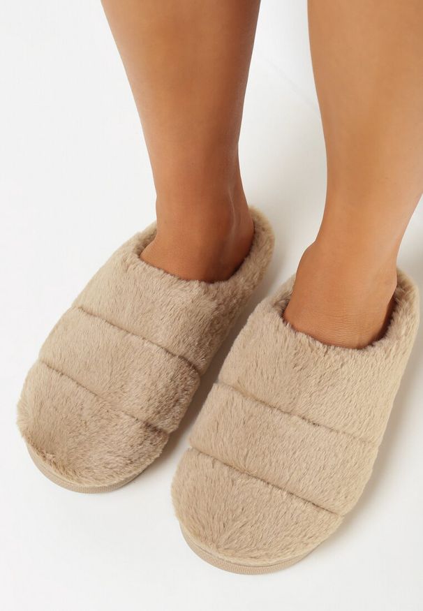 Born2be - Ciemnobeżowe Kapcie z Miękkiego Futerka z Zakrytym Noskiem Naveritte. Okazja: do domu, na imprezę. Kolor: beżowy. Materiał: futro. Obcas: na obcasie. Styl: elegancki. Wysokość obcasa: niski