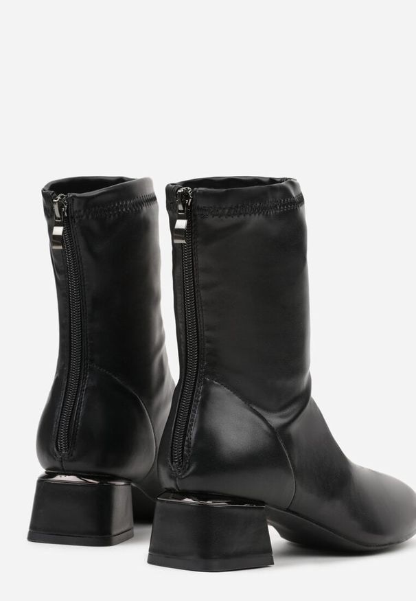 Renee - Czarne Eleganckie Botki VICES Skarpetkowe na Klocku z Metalicznym Zdobieniem Rivite. Okazja: na co dzień. Zapięcie: zamek. Kolor: czarny. Materiał: skóra, jeans. Wzór: aplikacja. Obcas: na obcasie. Styl: elegancki. Wysokość obcasa: średni