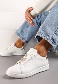 Born2be - Biało-Złote Sneakersy Sznurowane z Metalowymi Ozdobami Alivrepa. Nosek buta: okrągły. Zapięcie: sznurówki. Kolor: biały. Materiał: materiał. Wzór: aplikacja. Obcas: na obcasie. Wysokość obcasa: niski #5