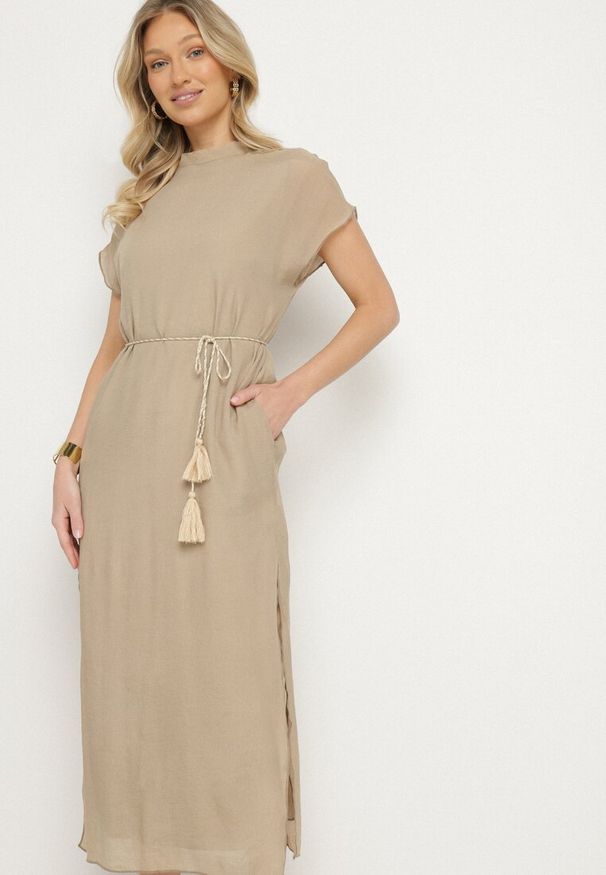Born2be - Beżowa Sukienka Pudełkowa Ozdobiona Wiązaniem Napelira. Okazja: na co dzień. Kolor: beżowy. Materiał: jeans. Wzór: aplikacja. Styl: klasyczny, casual, elegancki