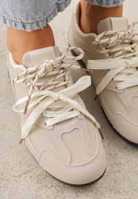 Born2be - Beżowe Sneakersy Ozdobione Przeszyciami i Podwójnym Sznurowaniem Coraera. Okazja: na co dzień. Zapięcie: sznurówki. Kolor: beżowy. Materiał: materiał, jeans. Wzór: aplikacja #2