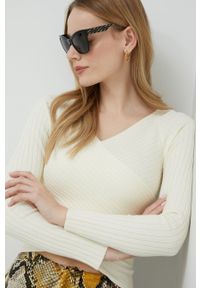 Guess sweter damski kolor beżowy lekki. Kolor: beżowy. Materiał: włókno, dzianina. Długość rękawa: raglanowy rękaw. Wzór: gładki #5