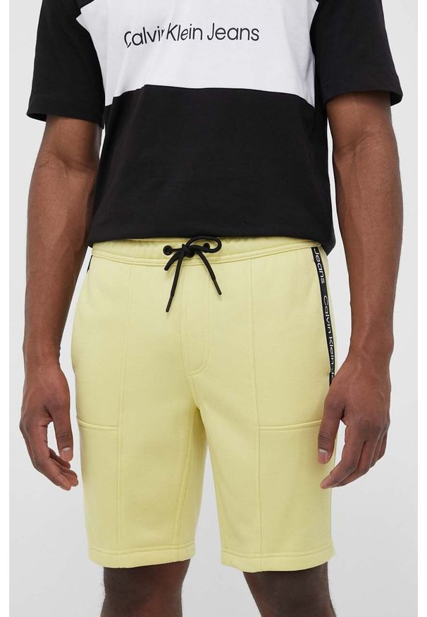 Calvin Klein Jeans szorty męskie kolor żółty. Kolor: żółty. Materiał: poliester. Wzór: aplikacja