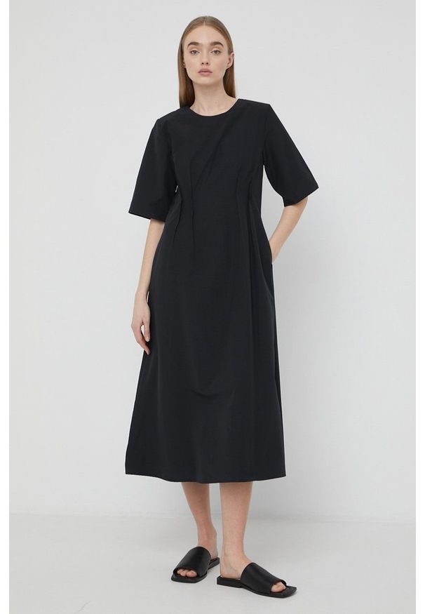 GESTUZ - Gestuz sukienka Bernadette kolor czarny midi rozkloszowana. Kolor: czarny. Materiał: tkanina, bawełna. Długość rękawa: krótki rękaw. Wzór: gładki. Typ sukienki: rozkloszowane. Długość: midi