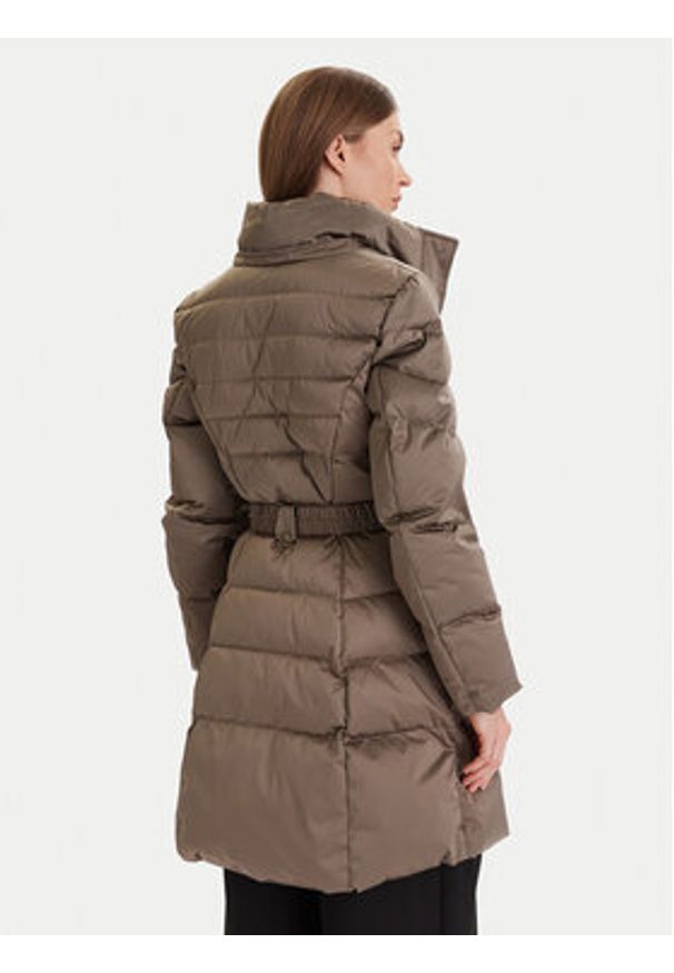 Guess Płaszcz zimowy W5BL30 W2802 Beżowy Regular Fit. Kolor: beżowy. Materiał: syntetyk. Sezon: zima