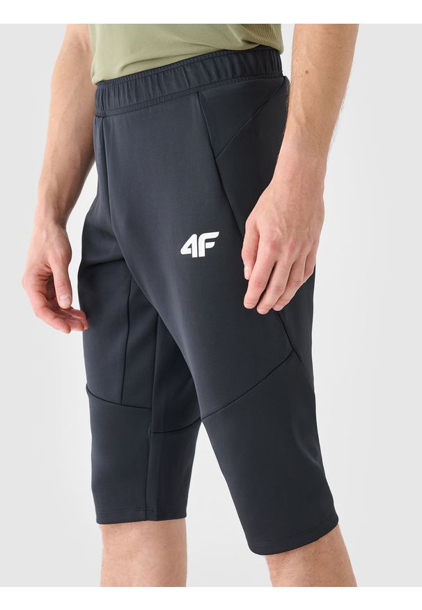 4f - 4F Spodenki treningowe męskie - czarne XL. Kolor: czarny. Materiał: dzianina, materiał, syntetyk, włókno, elastan. Długość: krótkie. Wzór: jednolity, gładki, ze splotem. Sport: fitness