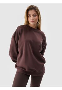 4f - 4F Bluza dresowa oversize nierozpinana bez kaptura damska - brązowa S. Okazja: na co dzień. Typ kołnierza: bez kaptura. Kolor: brązowy. Materiał: dresówka. Wzór: gładki, nadruk, ze splotem. Styl: sportowy, casual, klasyczny