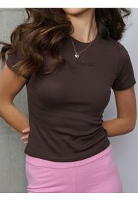 Sinsay - Bawełniana koszulka z haftowanym napisem - brązowy. Kolor: brązowy. Materiał: bawełna. Wzór: napisy, haft #1