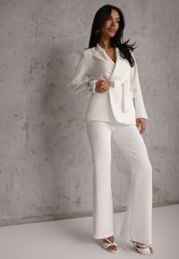 Renee - Biały Komplet o Garniturowym Kroju z Marynarką z Wiązaniem i Spodniami Falestra. Kolor: biały #6