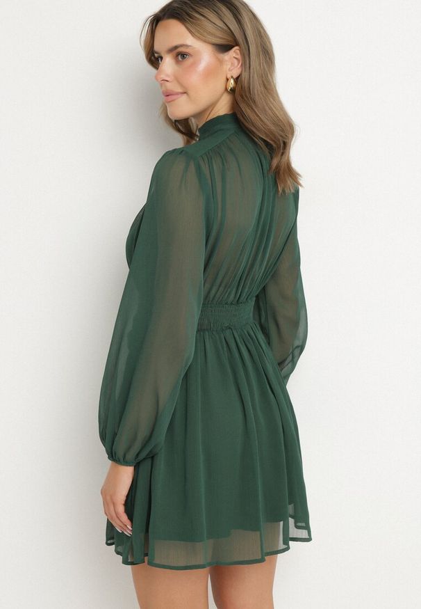 Born2be - Zielona Sukienka Rozkloszowane ze Stójką Marszczeniami i Transparentnymi Ramionami Belabria. Okazja: na co dzień. Typ kołnierza: kołnierzyk stójkowy. Kolor: zielony. Typ sukienki: rozkloszowane. Styl: casual, klasyczny