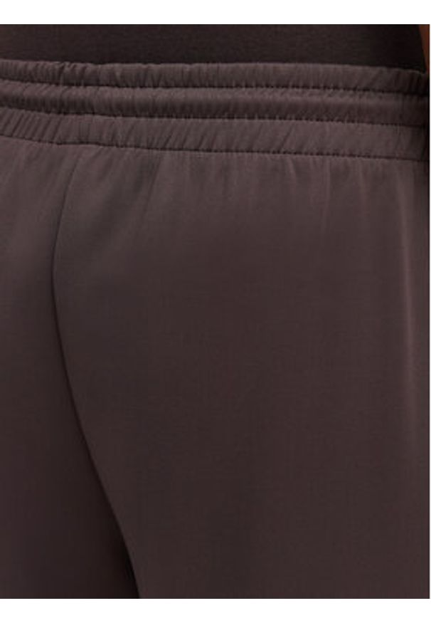 Guess Spodnie dresowe V6YB08 K4286 Brązowy ciemny Regular Fit. Kolor: brązowy. Materiał: syntetyk