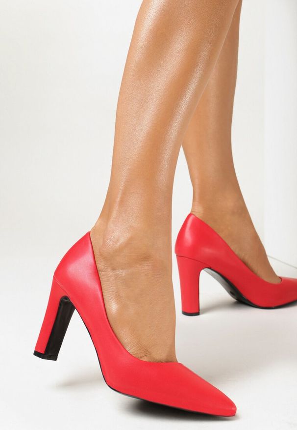 Born2be - Czerwone Czółenka ze Szpiczastym Noskiem Dordrei. Nosek buta: szpiczasty. Zapięcie: bez zapięcia. Kolor: czerwony. Wzór: aplikacja, gładki, jednolity. Obcas: na obcasie. Wysokość obcasa: średni