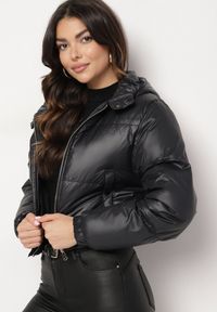 Born2be - Czarna Kurtka Pikowana o Krótkim Fasonie z Kapturem Tinthella. Okazja: na co dzień, na spacer. Typ kołnierza: kaptur. Kolor: czarny. Materiał: jeans. Długość: krótkie. Wzór: aplikacja. Styl: casual, elegancki #6